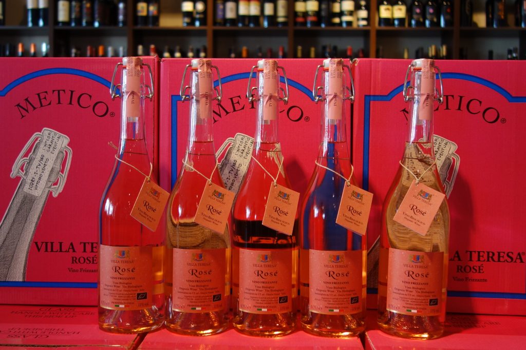 Rosé-Flaschen vor Kartons