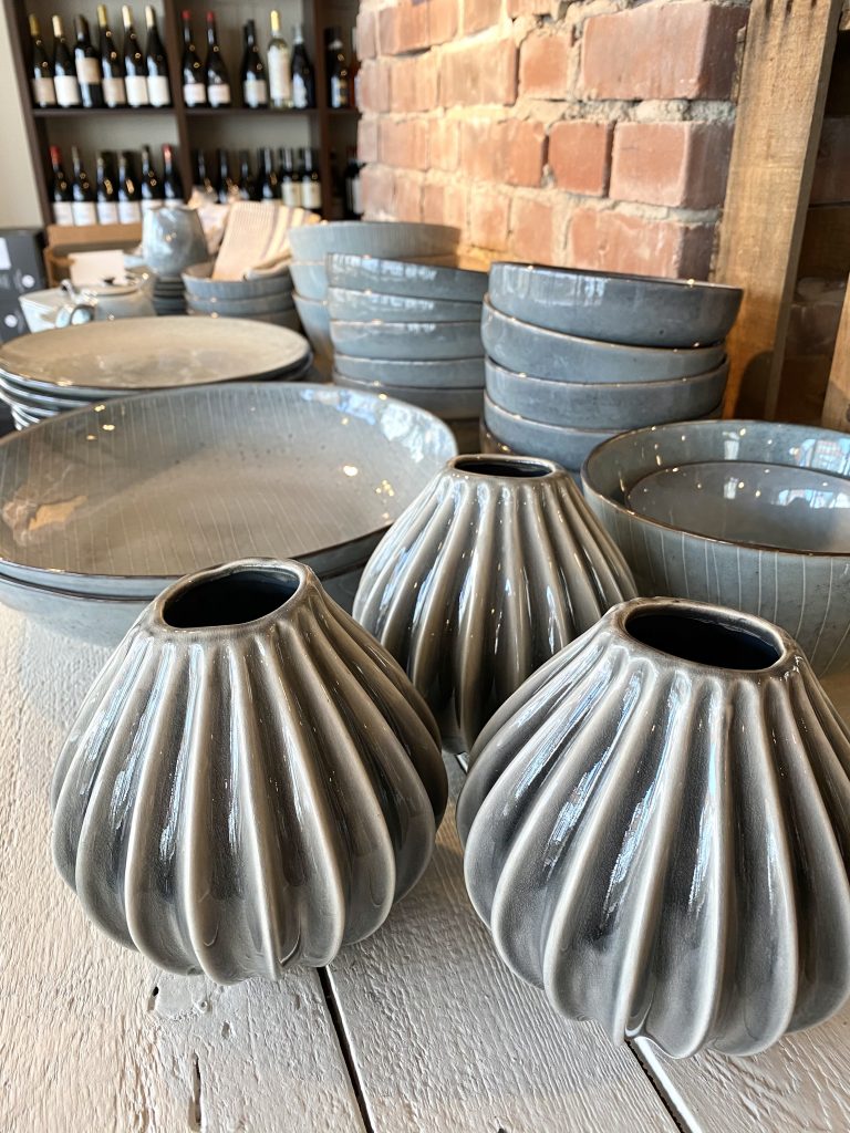 Geschirr und Vasen